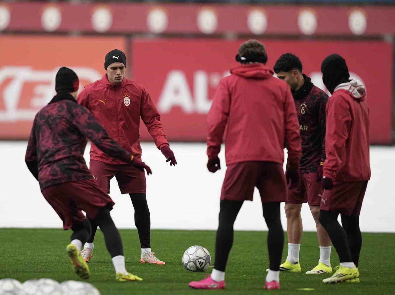 GALATASARAY, UEFA ŞAMPİYONLAR LİGİ’NDE ATLETİCO MADRİD İLE YAPACAĞI MAÇIN HAZIRLIKLARINI BUGÜN...