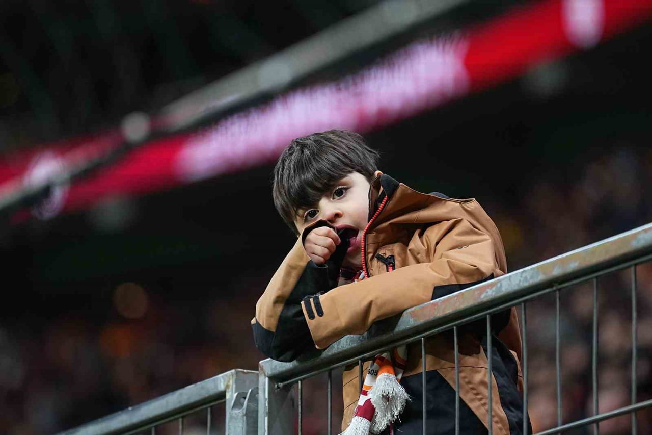 GALATASARAYLI TARAFTARLAR, GAZİANTEP FK MAÇINDA YAPTIKLARI TEZAHÜRATLARLA YÖNETİME TEPKİ...