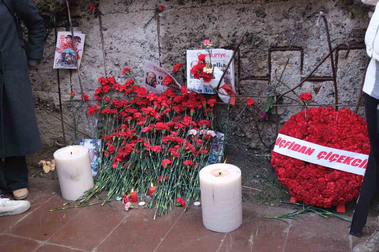 GAZETECİ VE YAZAR UĞUR MUMCU, ÖLÜMÜNÜN 33’ÜNCÜ YIL DÖNÜMÜNDE EVİNİN ÖNÜNDE ANILDI.