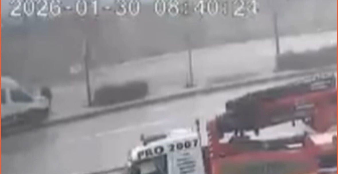 GAZİANTEP'TE DİREKSİYON HAKİMİYETİ KAYBOLDUKTAN SONRA KONTROLDEN ÇIKAN İŞÇİ SERVİSİ, REFÜJE...