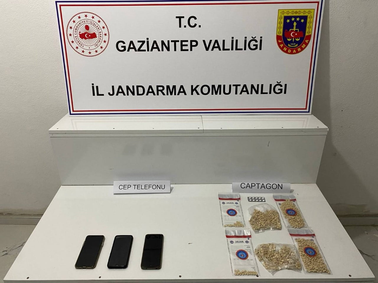 GAZİANTEP'TE JANDARMA EKİPLERİNİN ÇALIŞMALARI SONUCU 5 BİN ADET UYUŞTURUCU HAP ELE GEÇİRİLDİ...