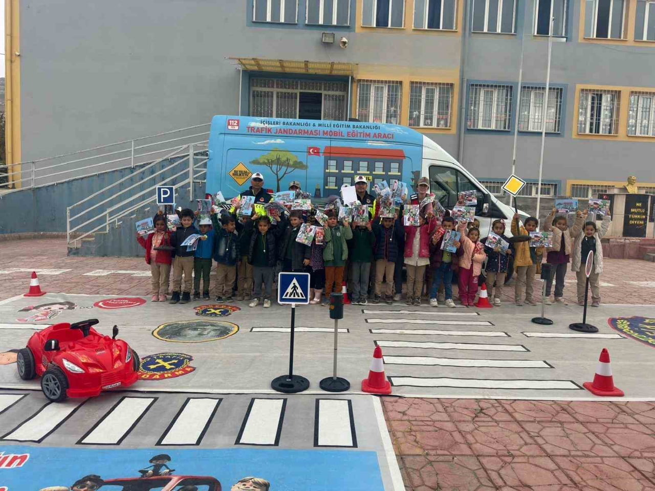 GAZİANTEP'TE JANDARMA MOBİL TRAFİK EĞİTİM ARACIYLA 126 İLKOKUL ÖĞRENCİSİNE TRAFİK BİLGİLENDİRME...