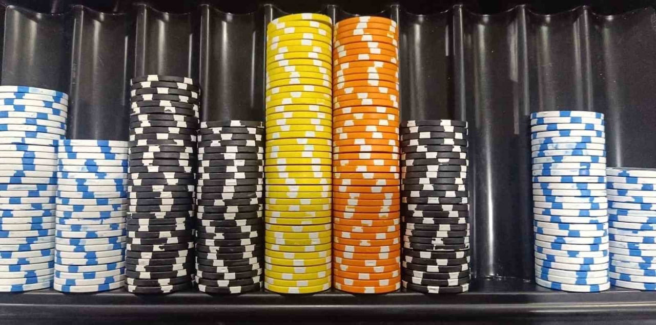 GAZİANTEP'TE KUMAR OYNATILAN BİR ADRESTE YAPILAN ARAMADA KUMAR OYNAMADA KULLANILAN MATERYALLER ELE...