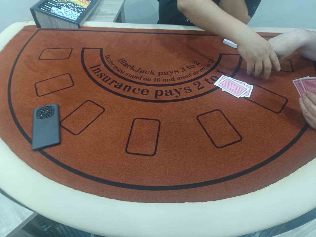 GAZİANTEP'TE KUMAR OYNATILAN BİR ADRESTE YAPILAN ARAMADA KUMAR OYNAMADA KULLANILAN MATERYALLER ELE...