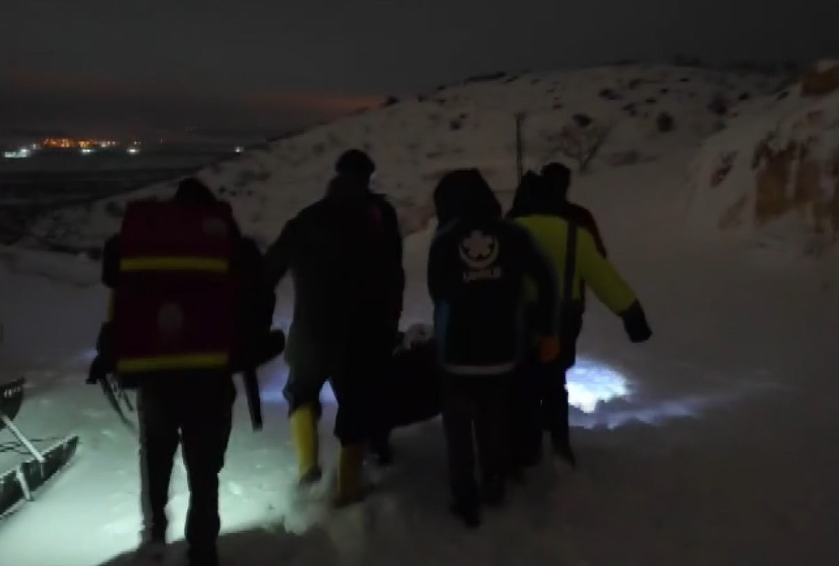 GAZİANTEP'TE RAHATSIZLANAN VATANDAŞ İÇİN UMKE EKİPLERİ SEFERBER OLDU. UMKE EKİPLERİ, ARAÇLARI KARA...