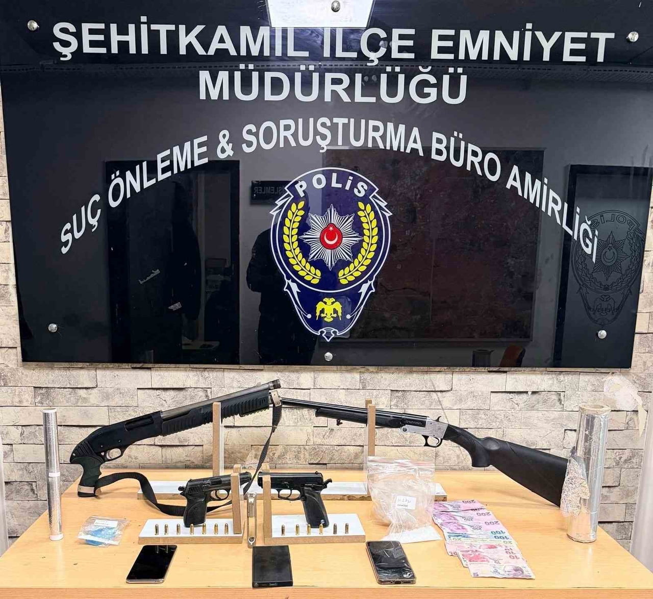 GAZİANTEP'TE RUHSATSIZ 2 TÜFEK İLE 8 TABANCA ELE GEÇİRİLDİ: 5 GÖZALTI