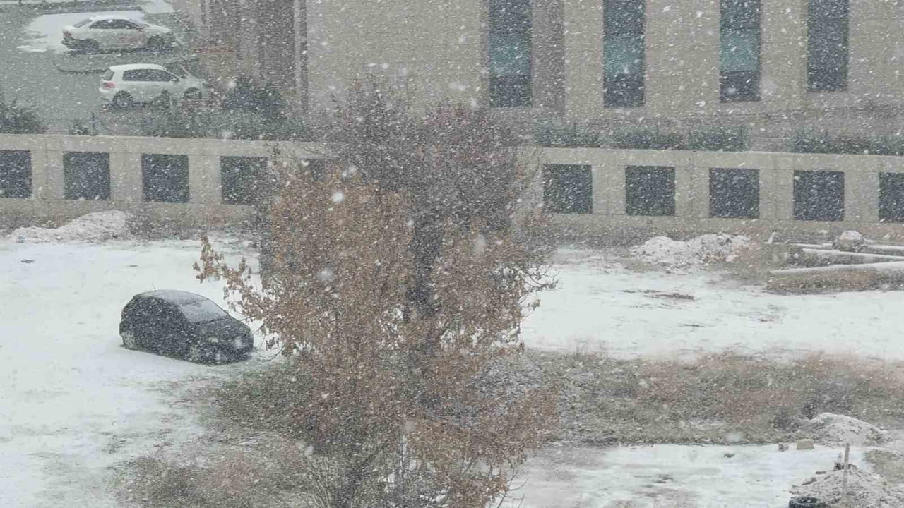 GAZİANTEP'TE SABAH SAATLERİNDE BAŞLAYAN YOĞUN KAR YAĞIŞI, ETKİSİNİ ARTIRARAK KENTİ BEYAZA...