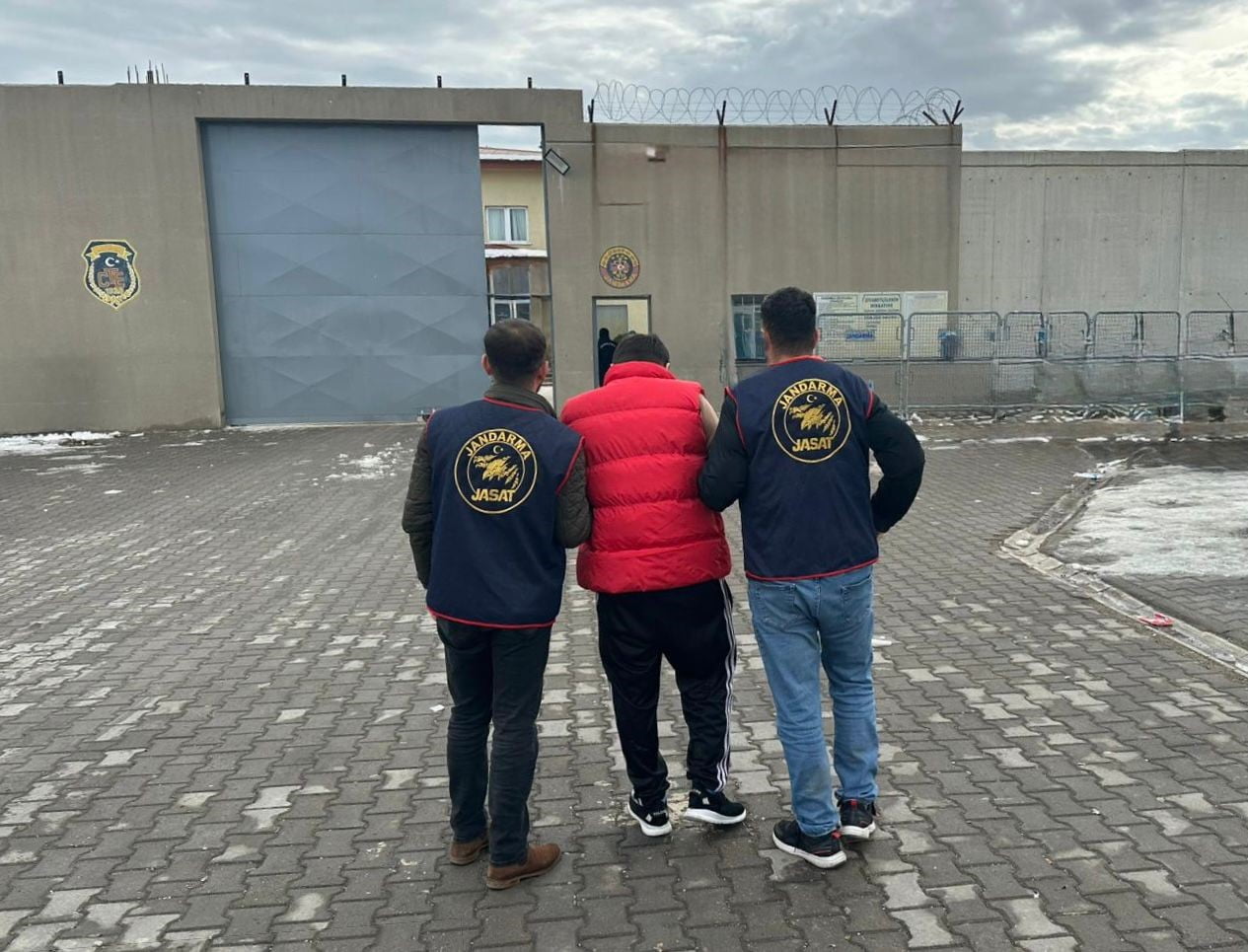 GAZİANTEP'TE SİLAHLI YAĞMA VE HIRSIZLIK GİBİ ÇEŞİTLİ SUÇLARDAN 20 YIL KESİNLEŞMİŞ HAPİS CEZASIYLA...