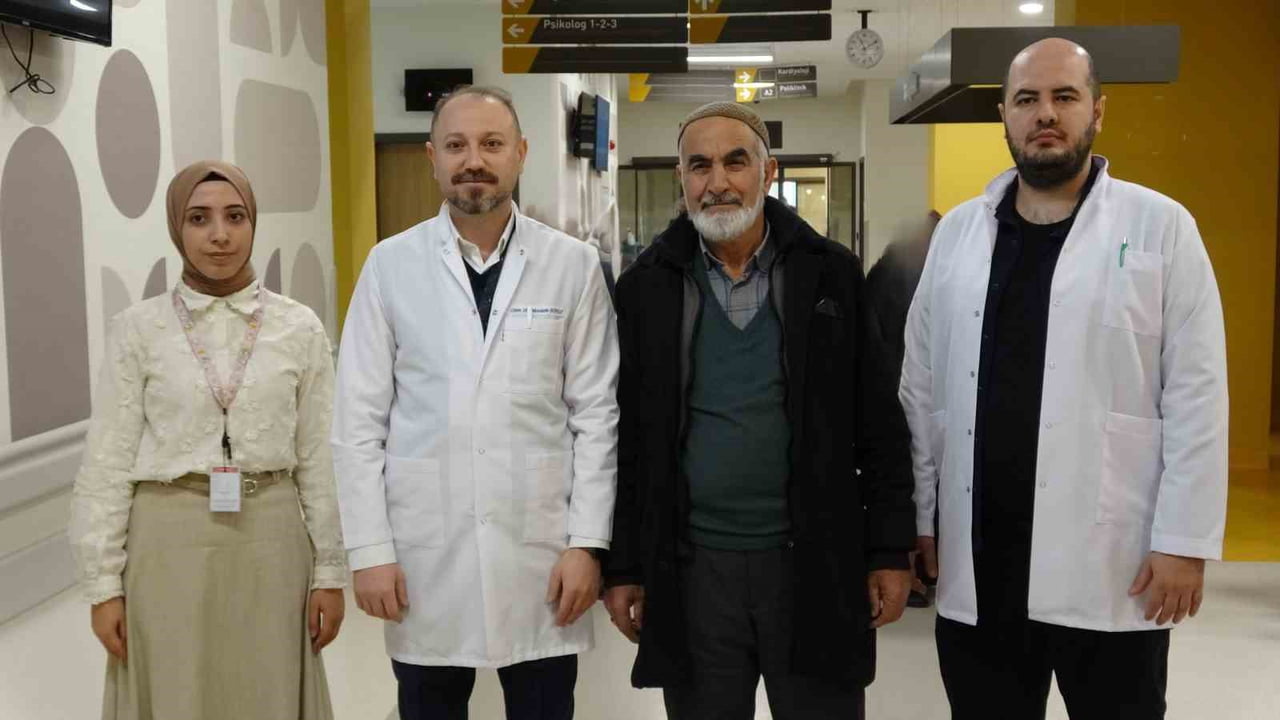 GAZİANTEP'TE YAŞAYAN 72 YAŞINDAKİ HACI MEHMET ÖZDEN, 53 YILDIR İÇTİĞİ SİGARAYI, SİGARA BIRAKMA...