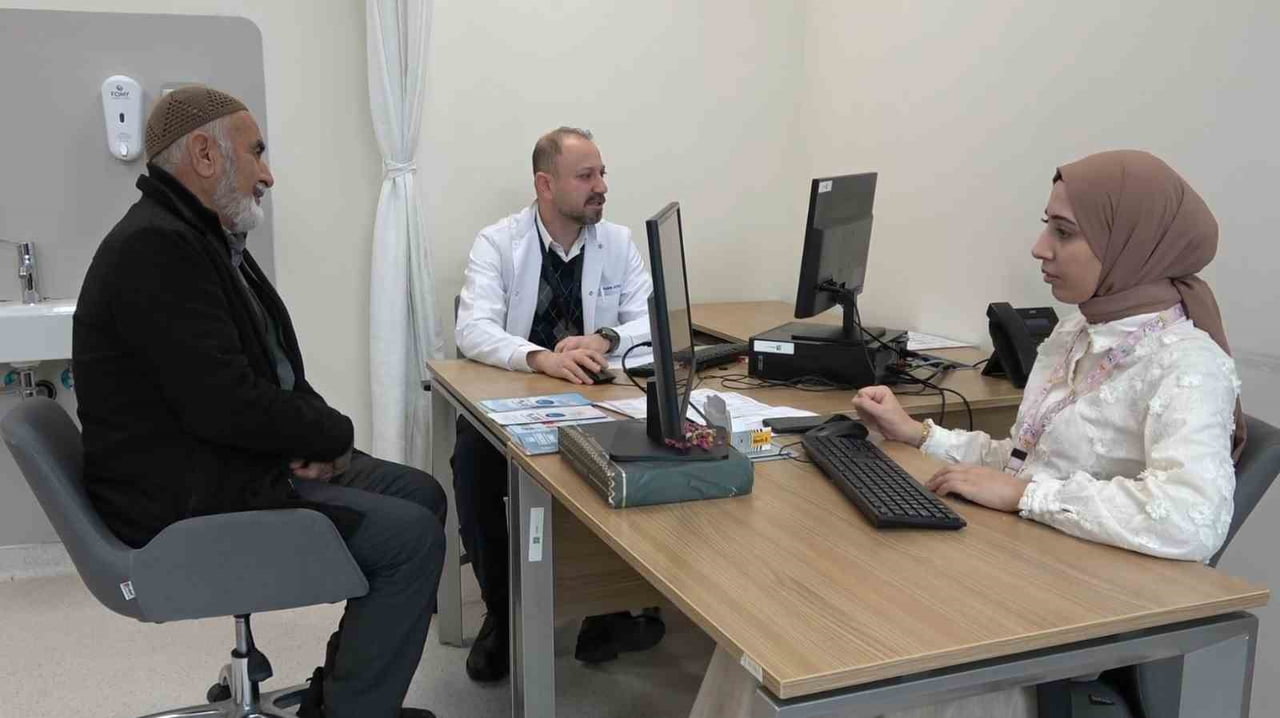 GAZİANTEP'TE YAŞAYAN 72 YAŞINDAKİ HACI MEHMET ÖZDEN, 53 YILDIR İÇTİĞİ SİGARAYI, SİGARA BIRAKMA...