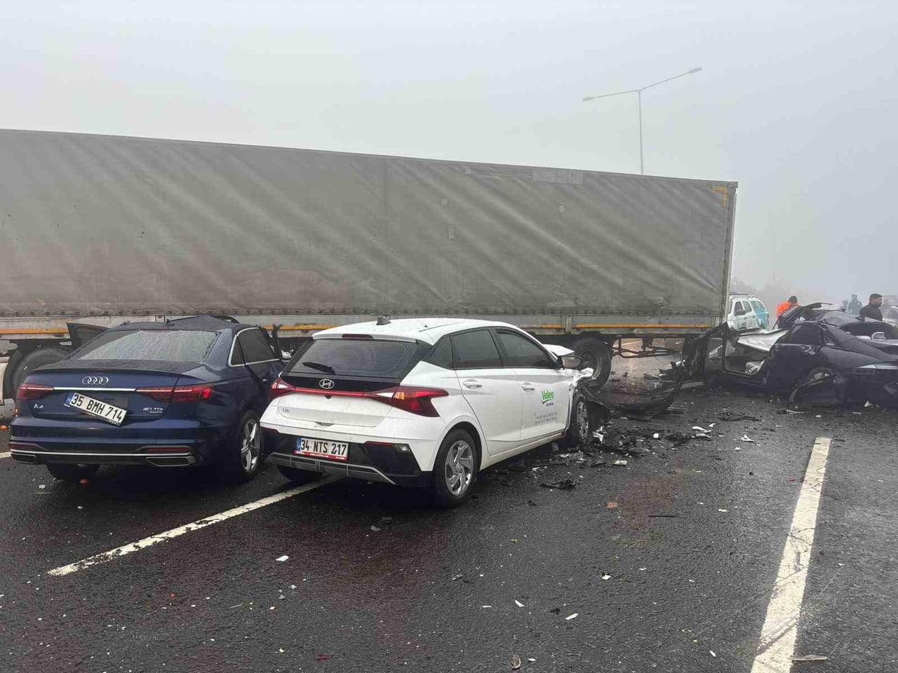 GAZİANTEP'TE YOĞUN SİS NEDENİYLE 8 ARACIN KARIŞTIĞI ZİNCİRLEME KAZADA 2 KİŞİ ÖLÜRKEN ÇOK SAYIDA...