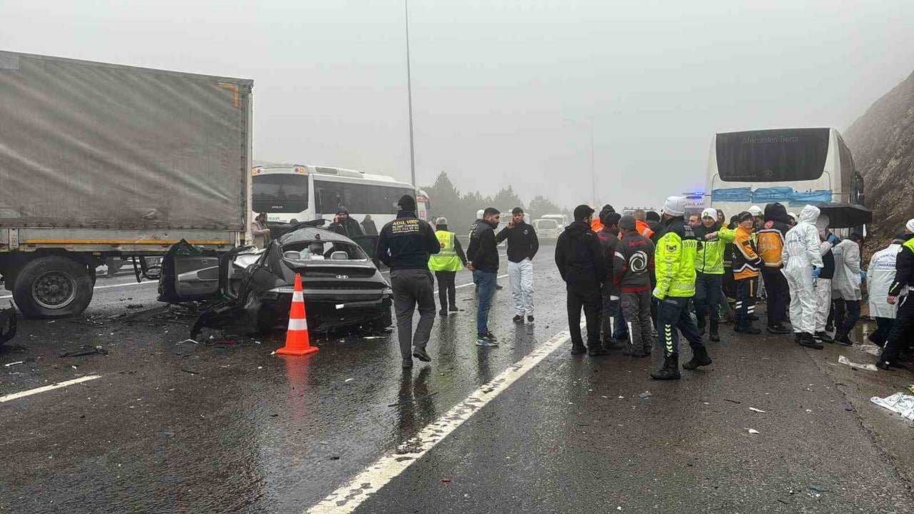 GAZİANTEP'TE YOĞUN SİS VE ETKİLİ OLAN SAĞANAK NEDENİYLE 10 ARACIN KARIŞTIĞI ZİNCİRLEME KAZADA 2...