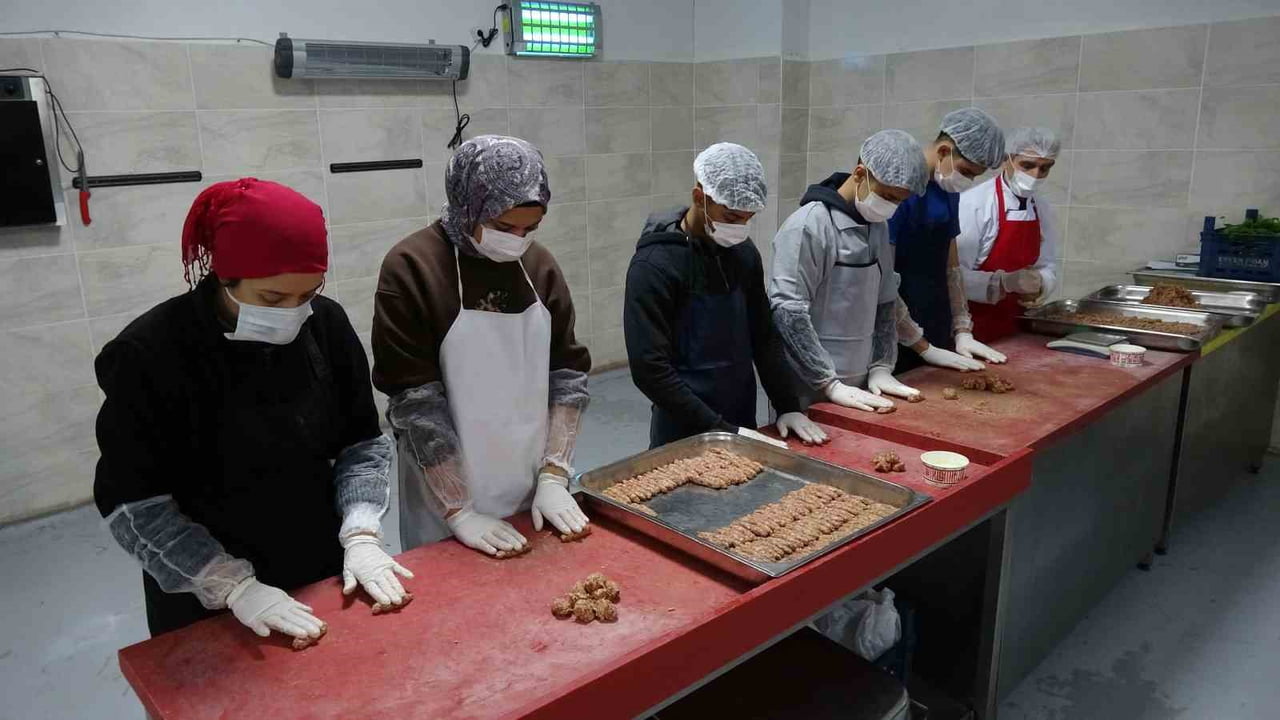 GAZİANTEP'TEKİ GAHİB HALICILIK VE DIŞ TİCARET MESLEKİ VE TEKNİK ANADOLU LİSESİ'NDE GÜNLÜK 12 BİN...