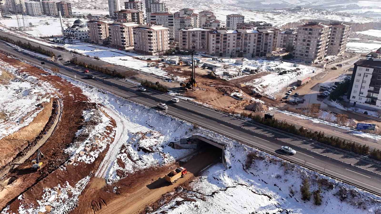 GAZİANTEP BÜYÜKŞEHİR BELEDİYESİ TARAFINDAN YAPIMI SÜRDÜRÜLEN ABDÜLHAMİT HAN KÖPRÜLÜ KAVŞAĞI’NDA...