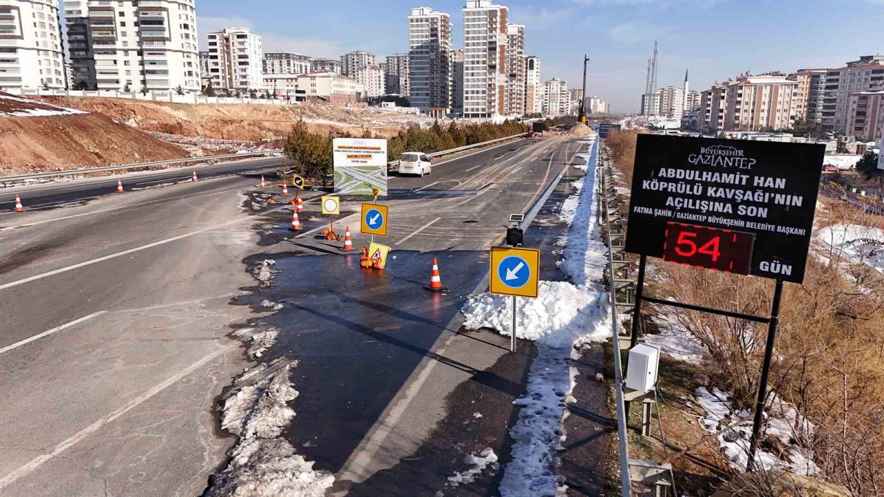 GAZİANTEP BÜYÜKŞEHİR BELEDİYESİ TARAFINDAN YAPIMI SÜRDÜRÜLEN ABDÜLHAMİT HAN KÖPRÜLÜ KAVŞAĞI’NDA...