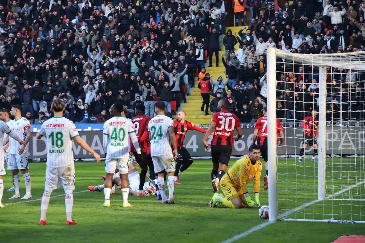 GAZİANTEP FUTBOL KULÜBÜ, TRENDYOL SÜPER LİG'İN 19. HAFTASINDA KONUK ETTİĞİ KONYASPOR İLE 1-1...