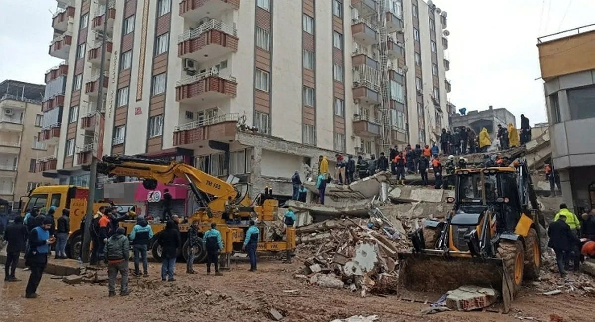 GAZİANTEP’İN NİZİP İLÇESİNDE 6 ŞUBAT DEPREMLERİNDE YIKILAN VE 51 KİŞİNİN HAYATINI KAYBETTİĞİ...