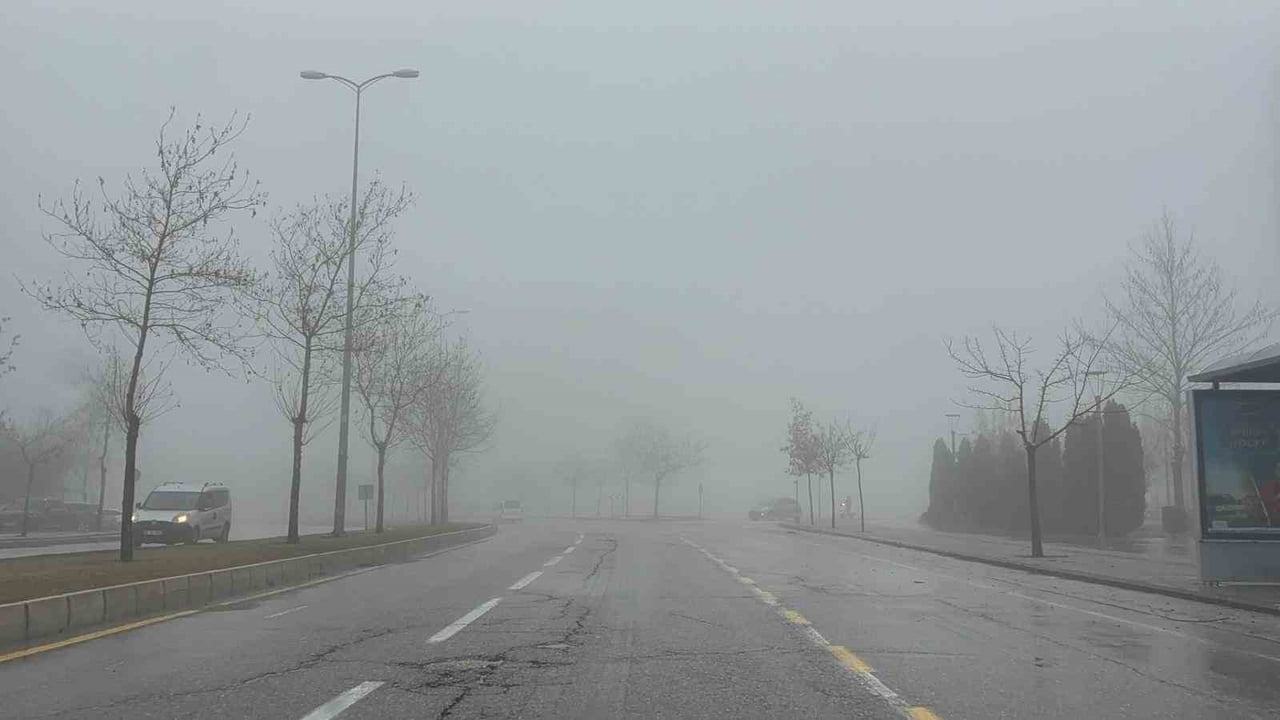 GAZİANTEP’TE 2 GÜNDÜR YOĞUN SİS VE YAĞIŞLI HAVA ETKİLİ OLUYOR.