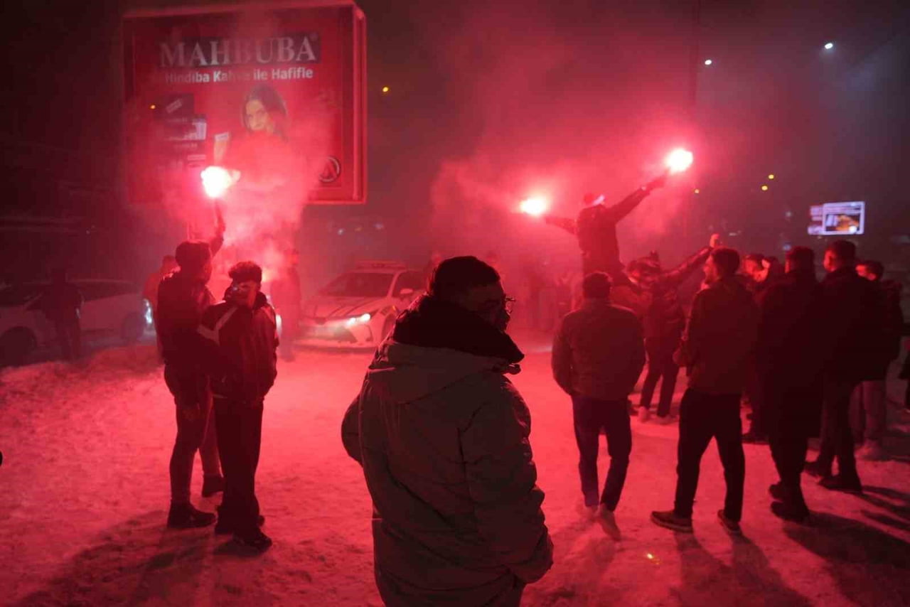 GAZİANTEP’TE 2026 YILI KAR YAĞIŞI ALTINDA COŞKUYLA KUTLANDI