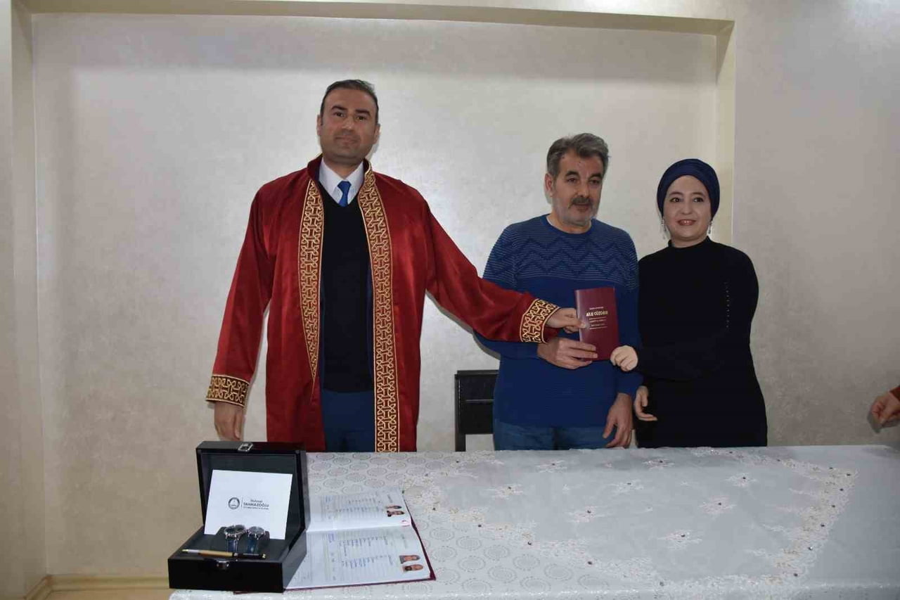 GAZİANTEP’TE ETKİLİ OLAN YOĞUN KAR YAĞIŞI NEDENİYLE NİKÂH SALONUNA GİDEMEYEN ÇİFTİN İMDADINA...