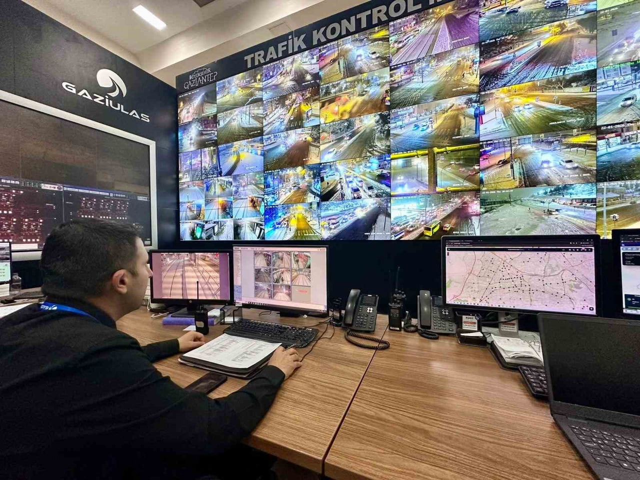 GAZİANTEP’TE KARLA MÜCADELE ÇALIŞMALARI TRAFİK KOORDİNASYON MERKEZİ’NDEN YÖNETİLİYOR