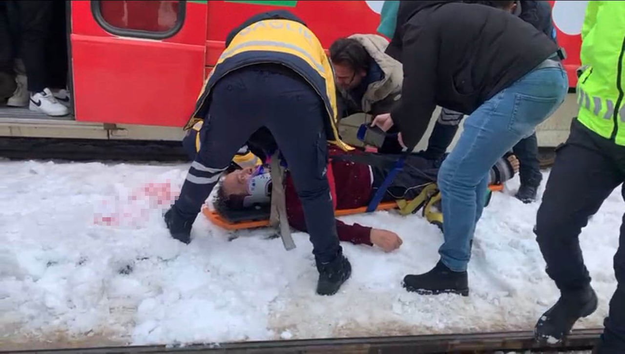 GAZİANTEP’TE TRAMVAYIN ÇARPTIĞI ADAM YARALANDI