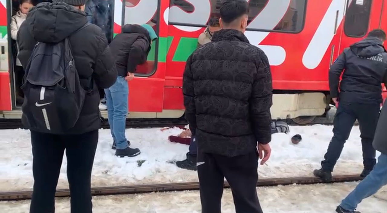 GAZİANTEP’TE TRAMVAYIN ÇARPTIĞI ADAM YARALANDI