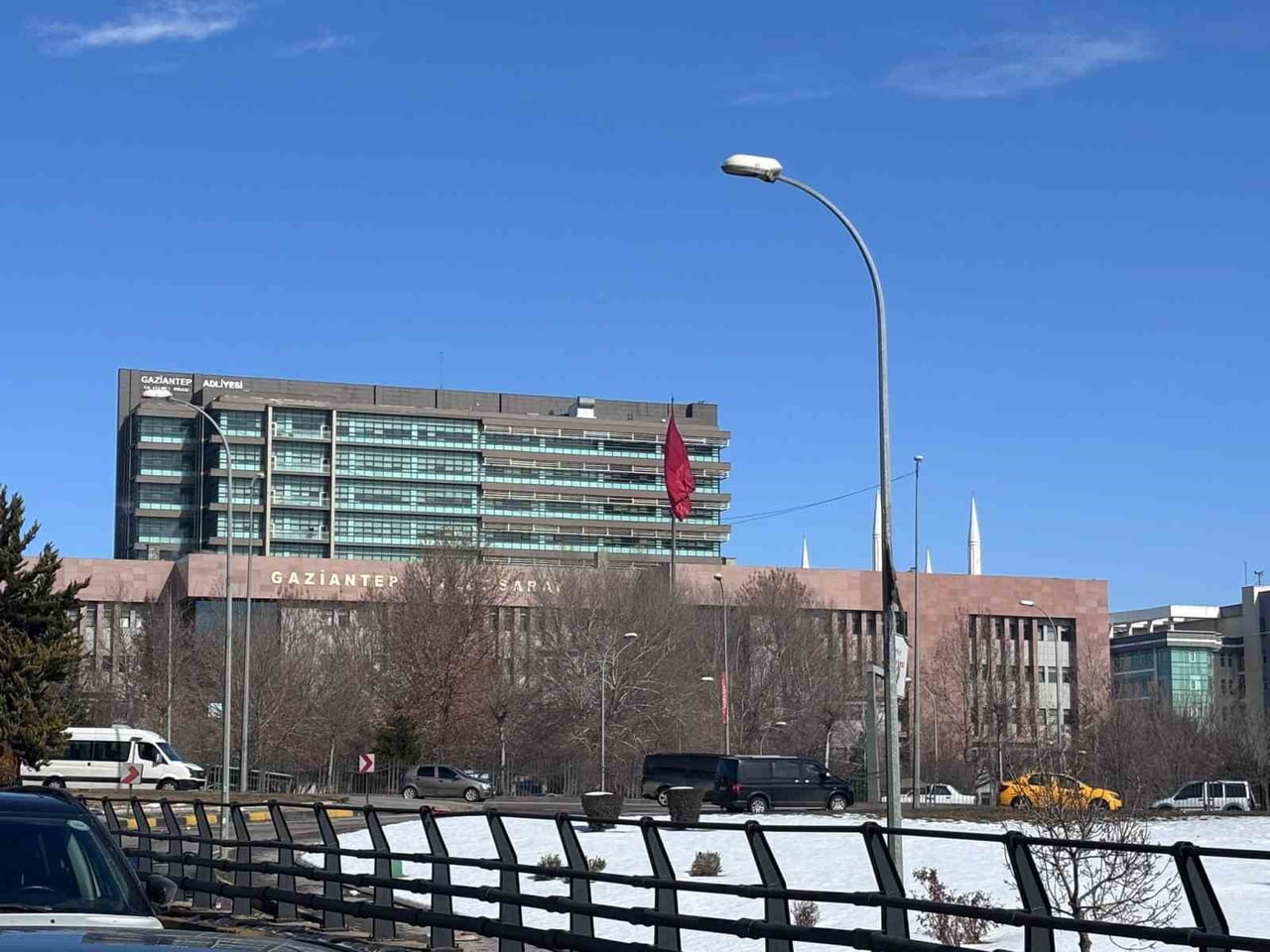 GAZİANTEP’TE UYUŞTURUCU SATIŞI YAPTIĞI GEREKÇESİYLE YAKALANAN İRAN UYRUKLU SANIK, DÜN GAZİANTEP 1....