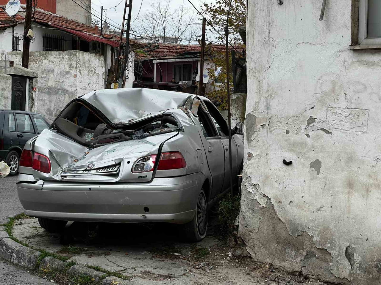 GAZİOSMANPAŞA’DA ÇATI UÇTU, OTOMOBİLLER ZARAR GÖRDÜ