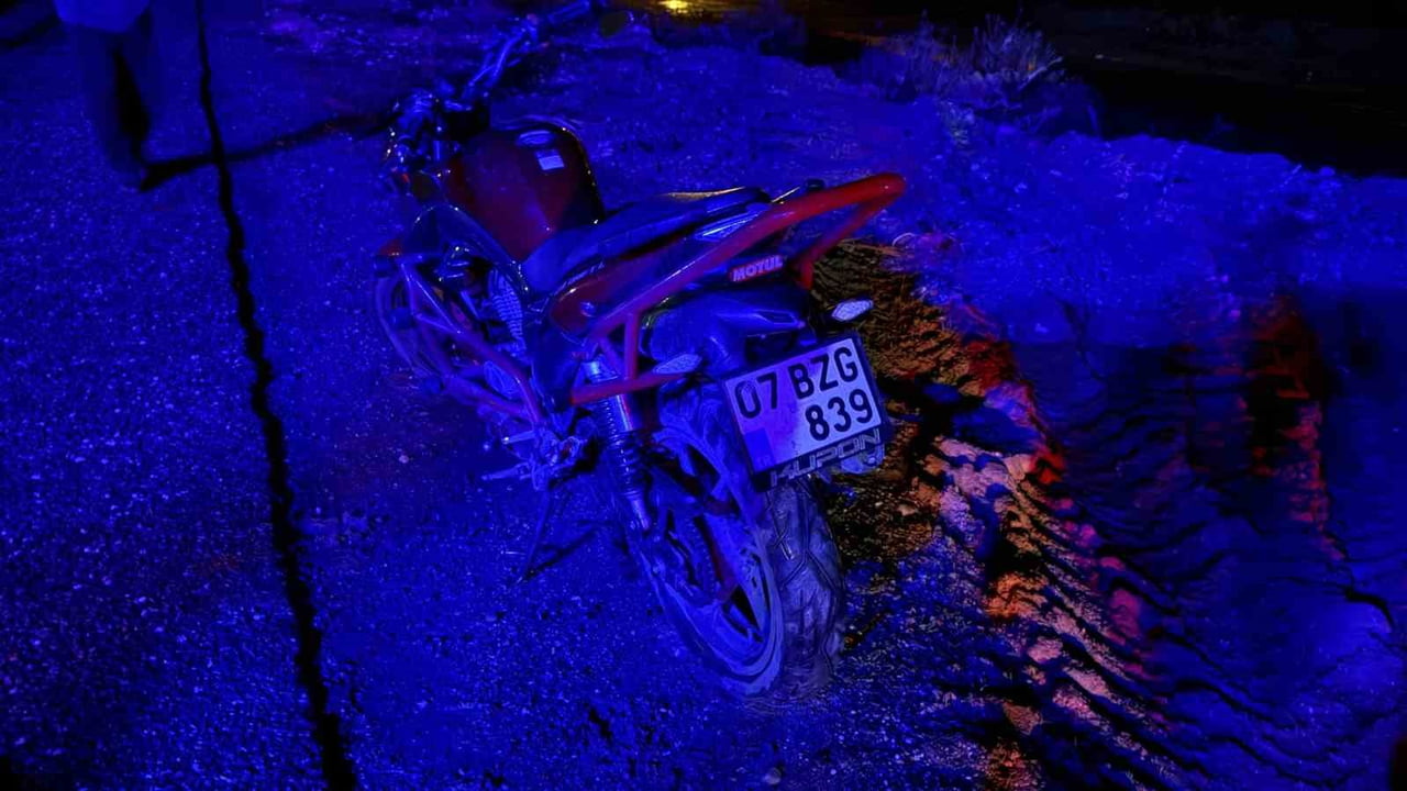 GAZİPAŞA’DA MOTOSİKLET KAZASI: SÜRÜCÜ YARALANDI