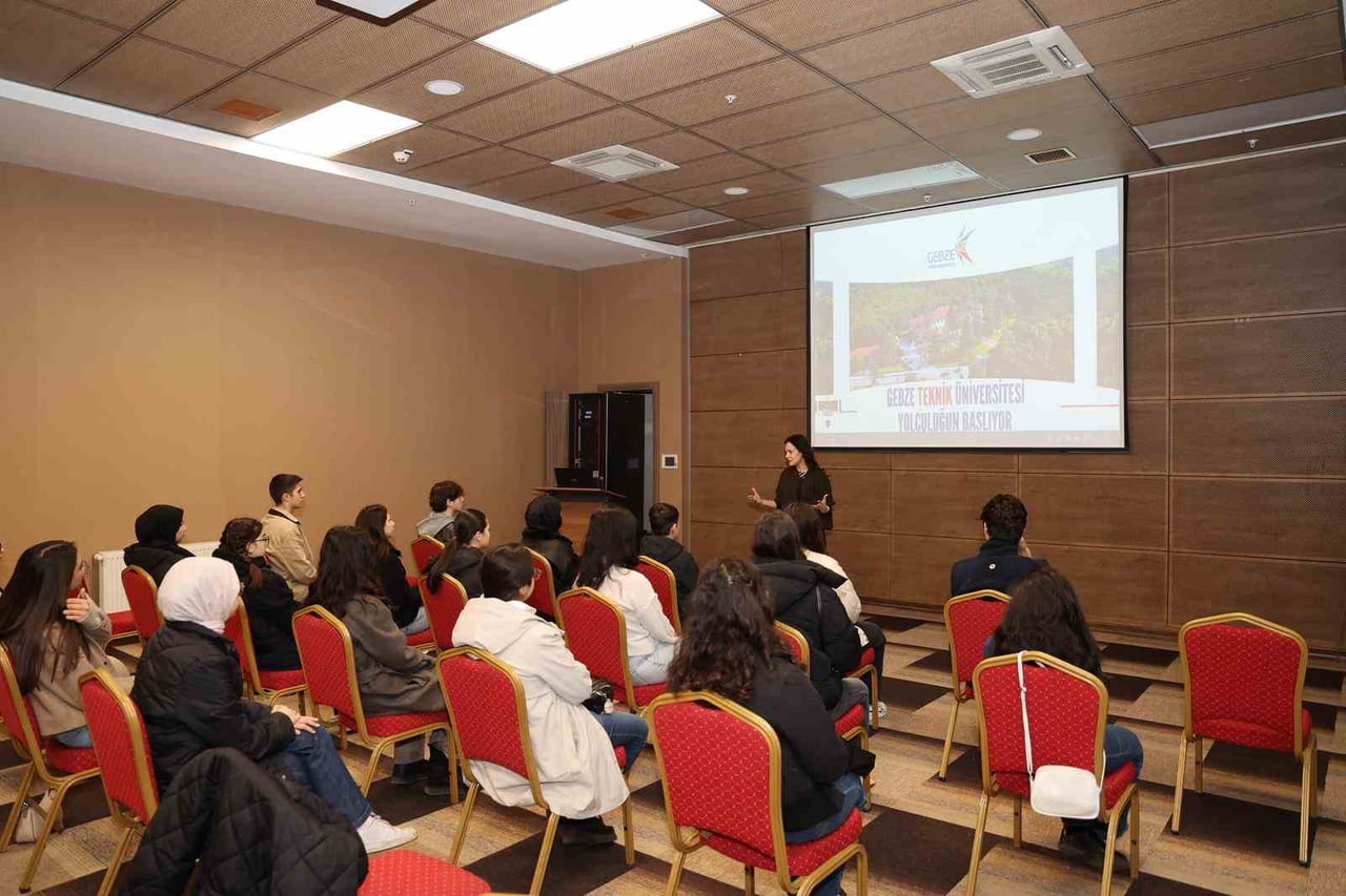 GEBZE'DE YÜRÜTÜLEN "41 GENÇ" PROJESİNİN 11. DÖNEMİ, ÖĞRENCİLERİN KAMPÜSTEKİ İLK DERSİYLE...