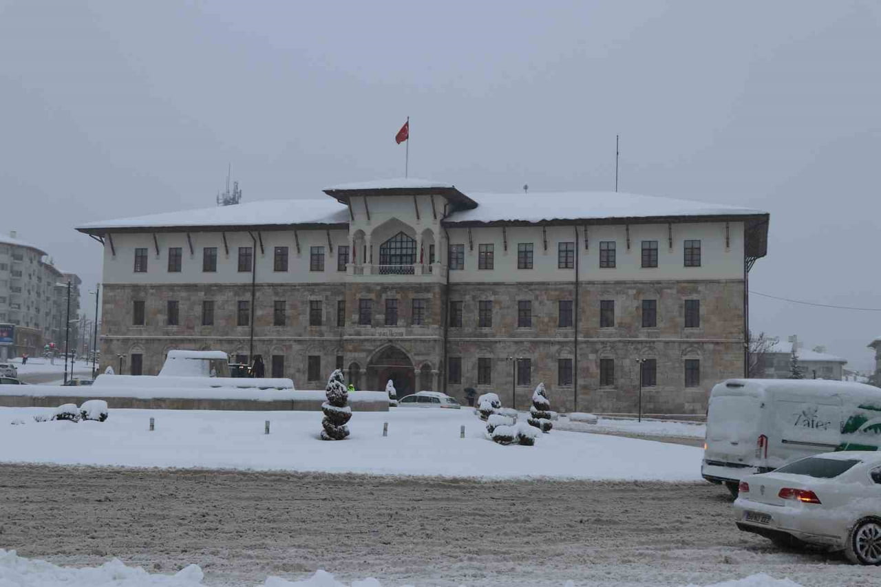 GECE ETKİLİ OLAN KAR YAĞIŞI, SİVAS’IN TARİHİ KENT MEYDANINI TAMAMEN BEYAZA KAPLAYARAK...