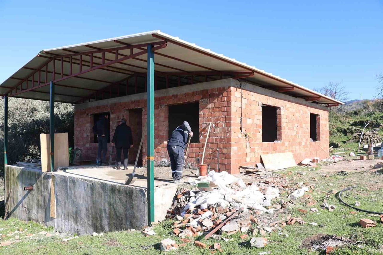 GEÇTİĞİMİZ AYLARDA ÇIKAN YANGINDA ZARAR GÖREN KIZILKAYA MAHALLESİ’NDEKİ EV, KOÇARLI BELEDİYESİ’NİN...