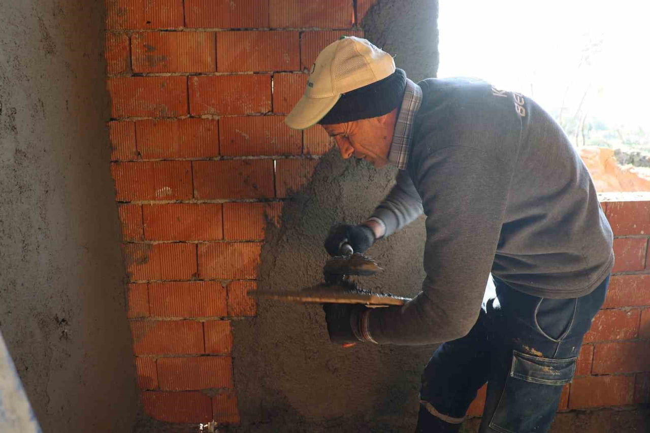 GEÇTİĞİMİZ AYLARDA ÇIKAN YANGINDA ZARAR GÖREN KIZILKAYA MAHALLESİ’NDEKİ EV, KOÇARLI BELEDİYESİ’NİN...