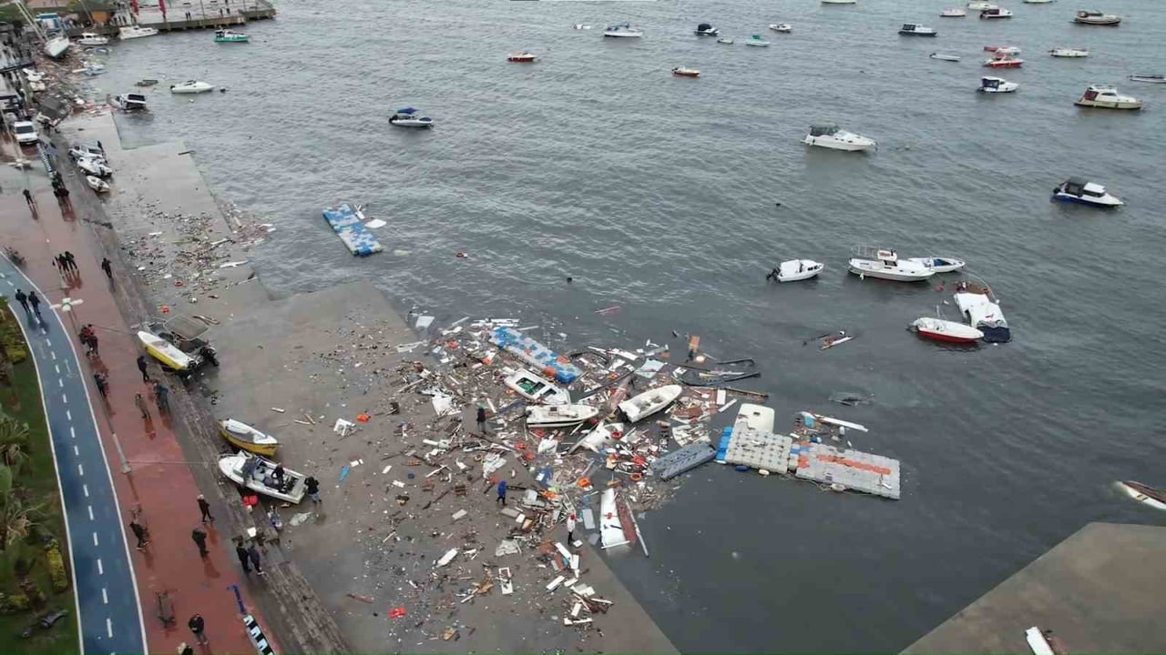 GEÇTİĞİMİZ GÜNLERDE ETKİLİ OLAN ŞİDDETLİ FIRTINADA ÇOK SAYIDA TEKNENİN BATMASI, TÜRKİYE’DEKİ LİMAN...