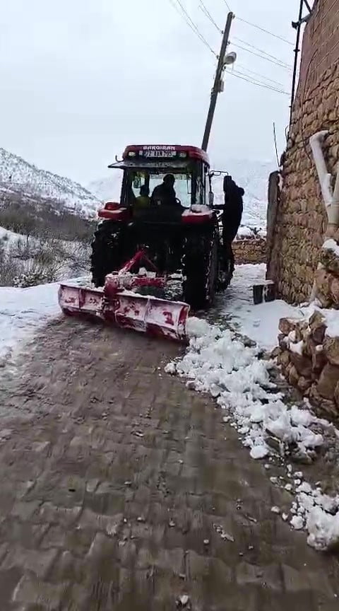 GERCÜŞ BOĞAZ KÖYÜ’NDE EL ELE: MUHTAR VE KARDEŞİ KAR ESARETİNE KARŞI SAHADA