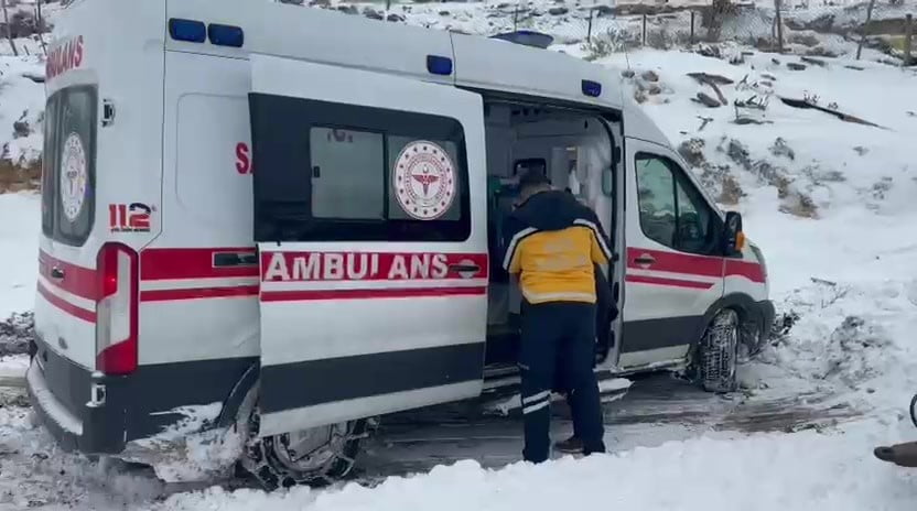 GERCÜŞ’TE KAR NEDENİYLE KAPANAN YOLDA MAHSUR KALAN AMBULANS KURTARILDI