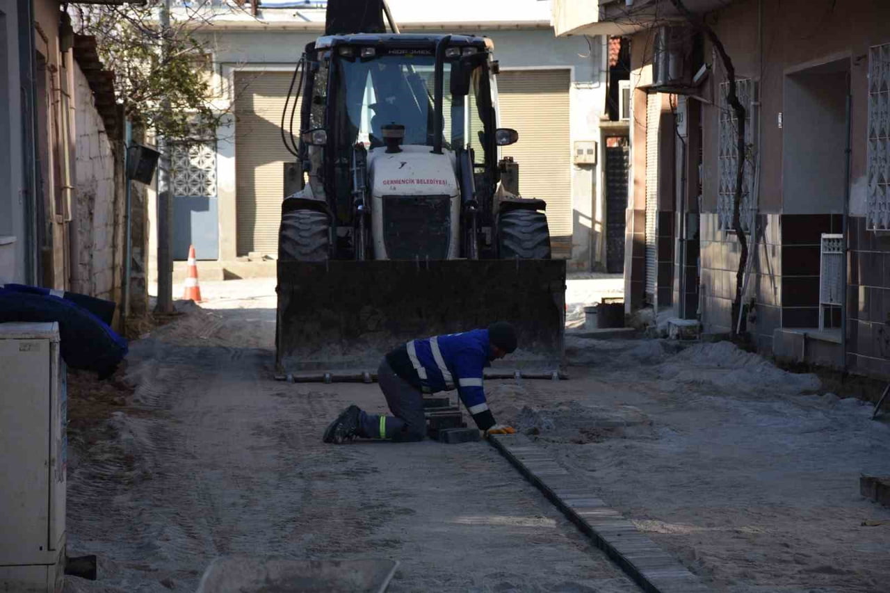GERMENCİK BELEDİYE BAŞKANI BURAK ZENCİRCİ SOĞUK HAVAYA RAĞMEN ÖZVERİYLE ÇALIŞAN İŞÇİLERE ÇAY...