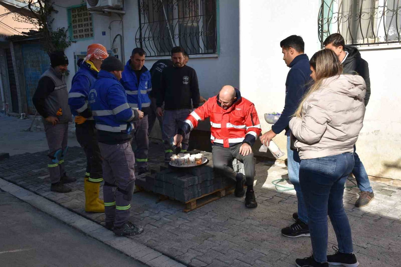 GERMENCİK BELEDİYE BAŞKANI BURAK ZENCİRCİ SOĞUK HAVAYA RAĞMEN ÖZVERİYLE ÇALIŞAN İŞÇİLERE ÇAY...