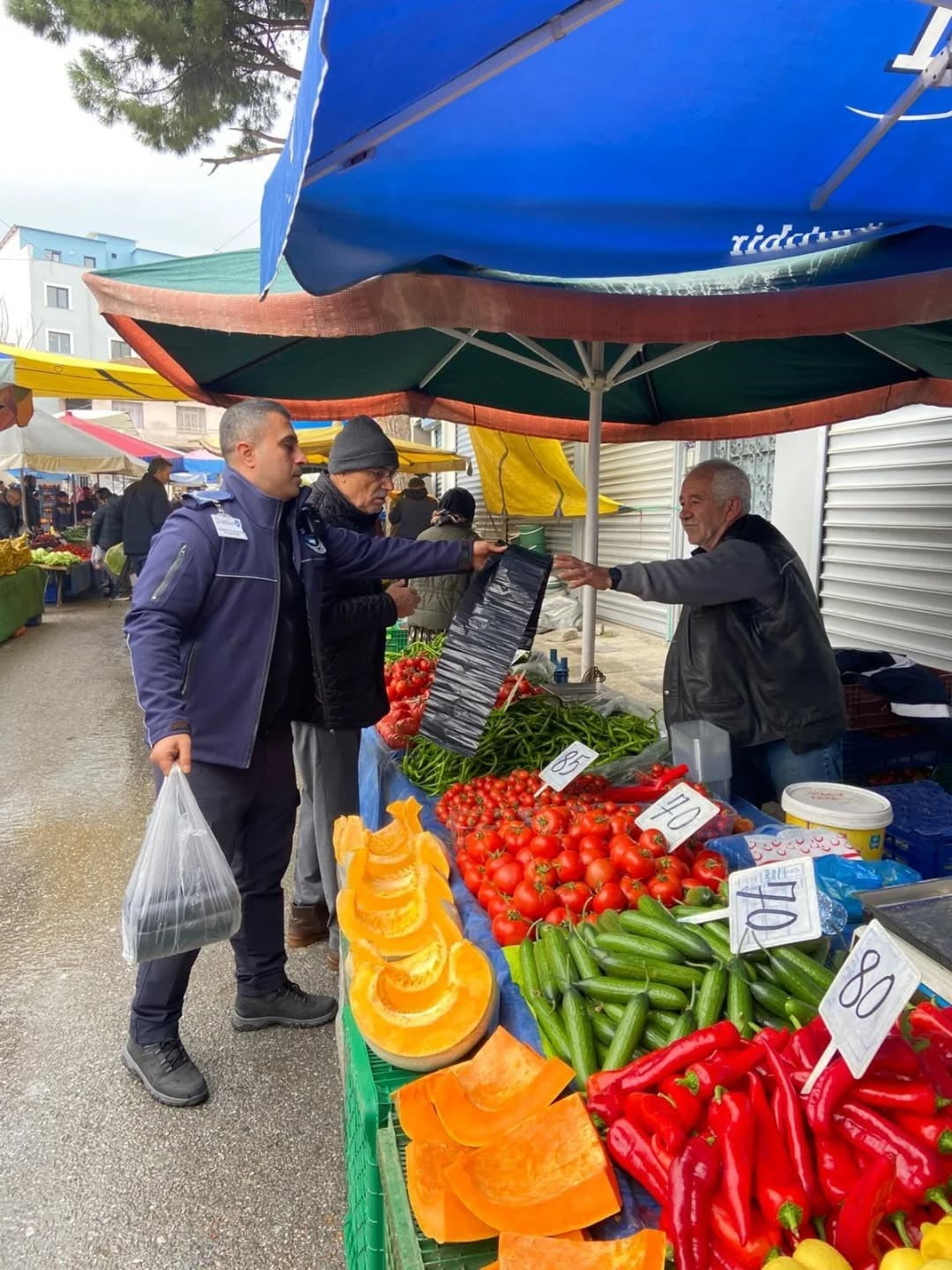 GERMENCİK BELEDİYESİ ZABITA EKİPLERİ, ORTAKLAR SEMT PAZARI’NDA ÇEVRE KİRLİLİĞİ VE GIDA GÜVENLİĞİ...