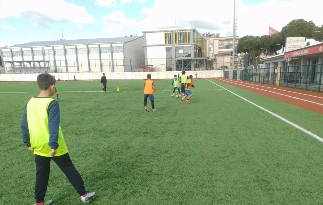 GERMENCİK BELEDİYESPOR’UN GENÇ FUTBOLCULARI ARA TATİLDE DE ANTRENMANLARINI SÜRDÜRÜRKEN, BELEDİYE...