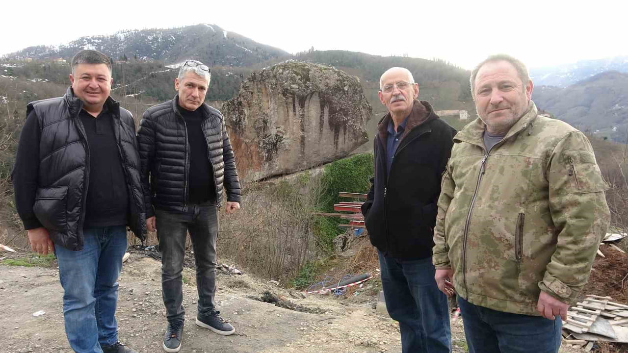 GİRESUN’DA TONLARCA AĞIRLIĞINDAKİ İKİ DEV KAYANIN, DİK YAMACA ADETA FİZİK KURALLARINA MEYDAN...