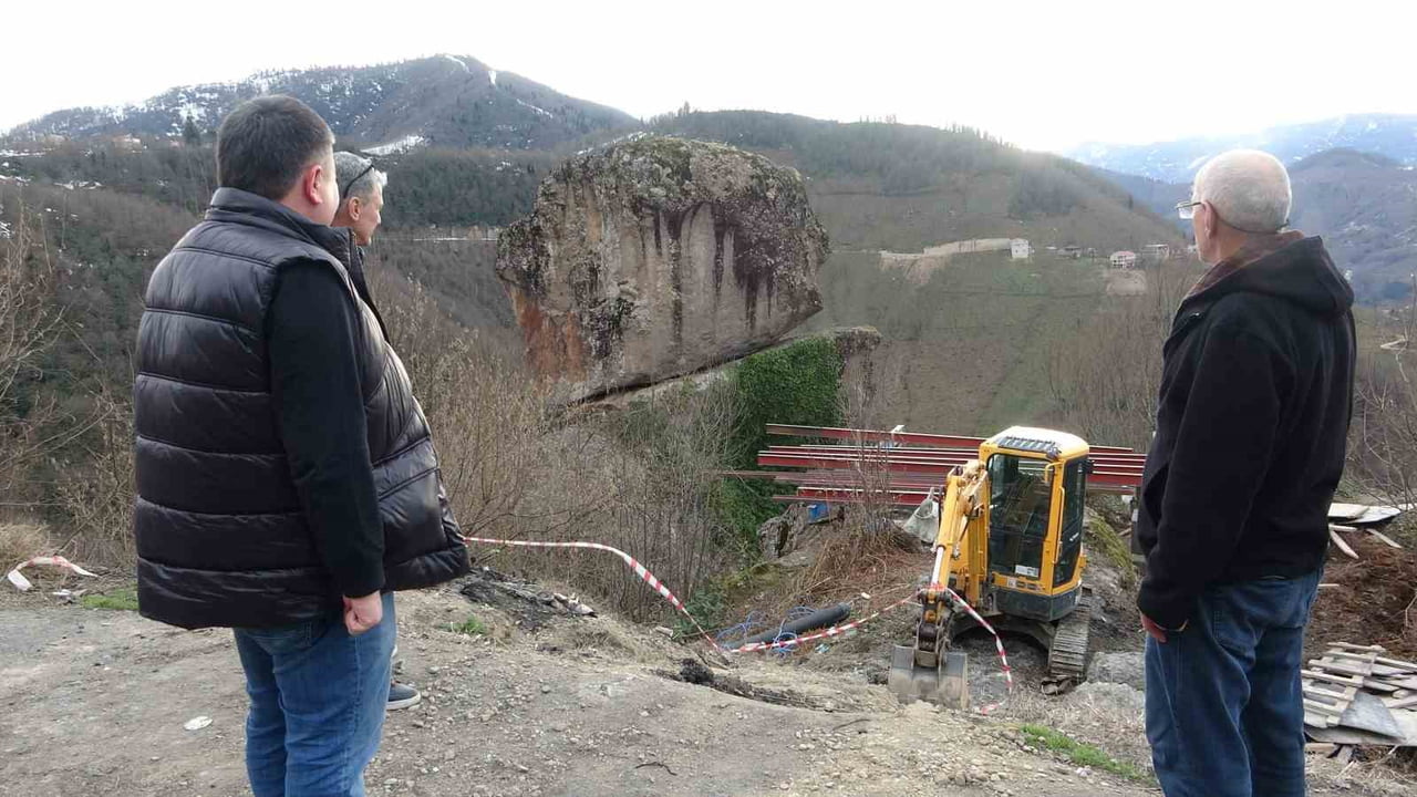GİRESUN’DA TONLARCA AĞIRLIĞINDAKİ İKİ DEV KAYANIN, DİK YAMACA ADETA FİZİK KURALLARINA MEYDAN...