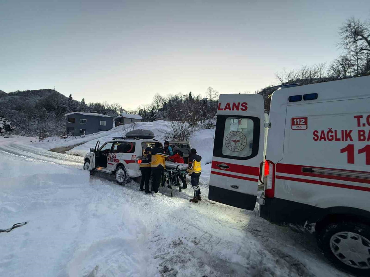 GİRESUN’UN KEŞAP İLÇESİNE BAĞLI ÇAMLICA KÖYÜNDE YOĞUN KAR YAĞIŞI NEDENİYLE YOLU KAPANAN...