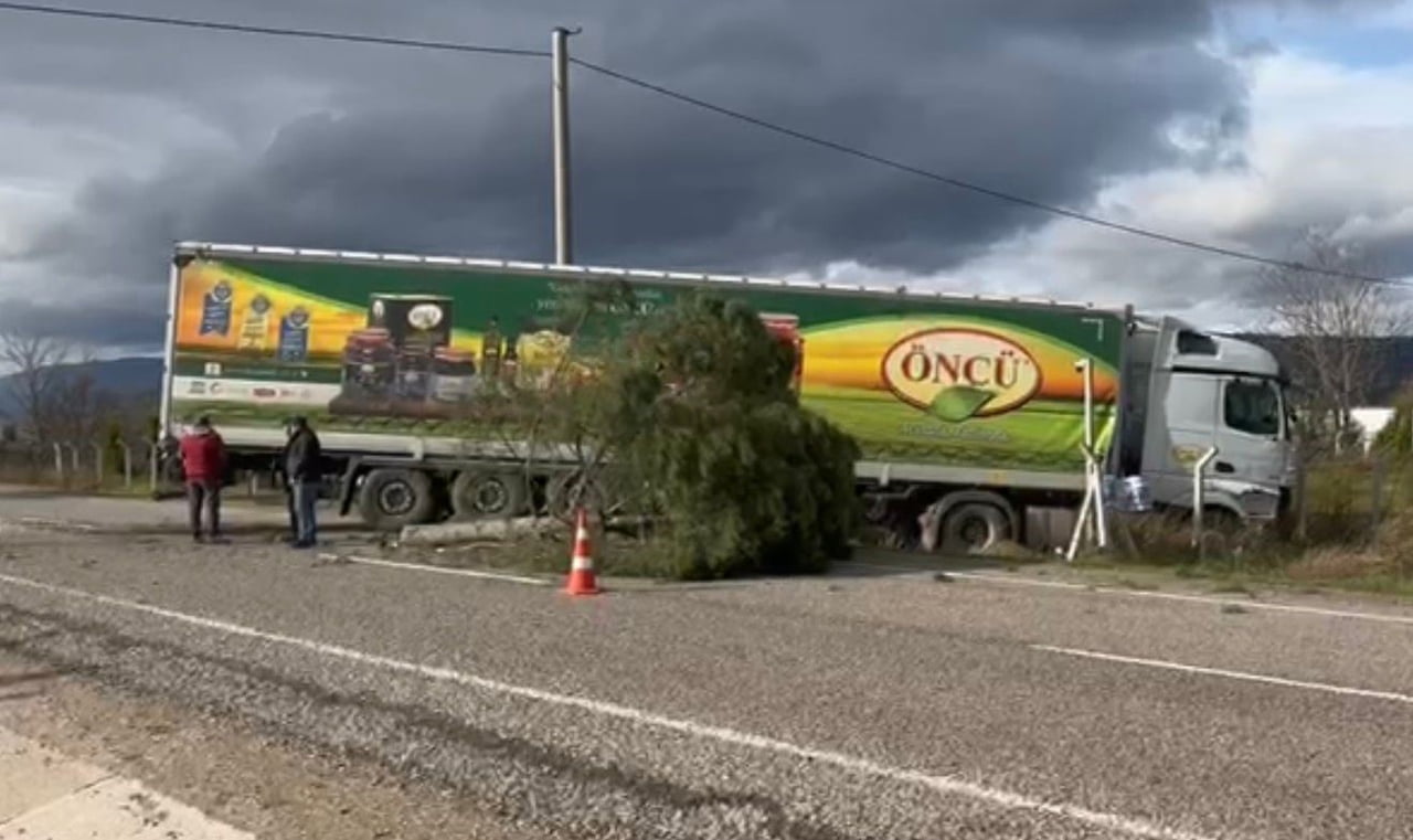 GÖNEN-BANDIRMA YOLUNDA KONTROLDEN ÇIKAN TIR ŞARAMPOLE UÇTU
