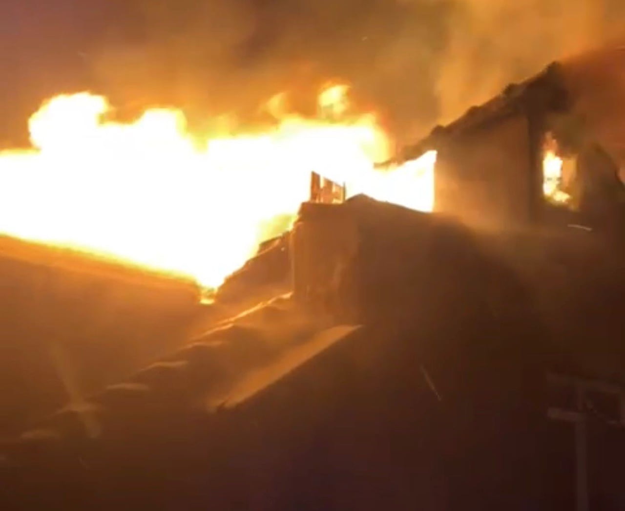 GÖNEN’DE EV YANGINI: ÇATI ALEVLERE TESLİM OLDU