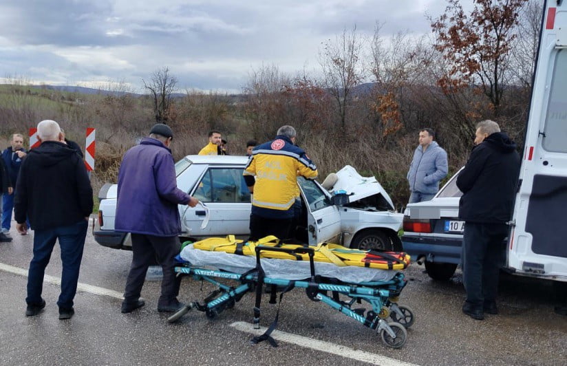 GÖNEN’DE İKİ OTOMOBİL ÇARPIŞTI: 6 YARALI