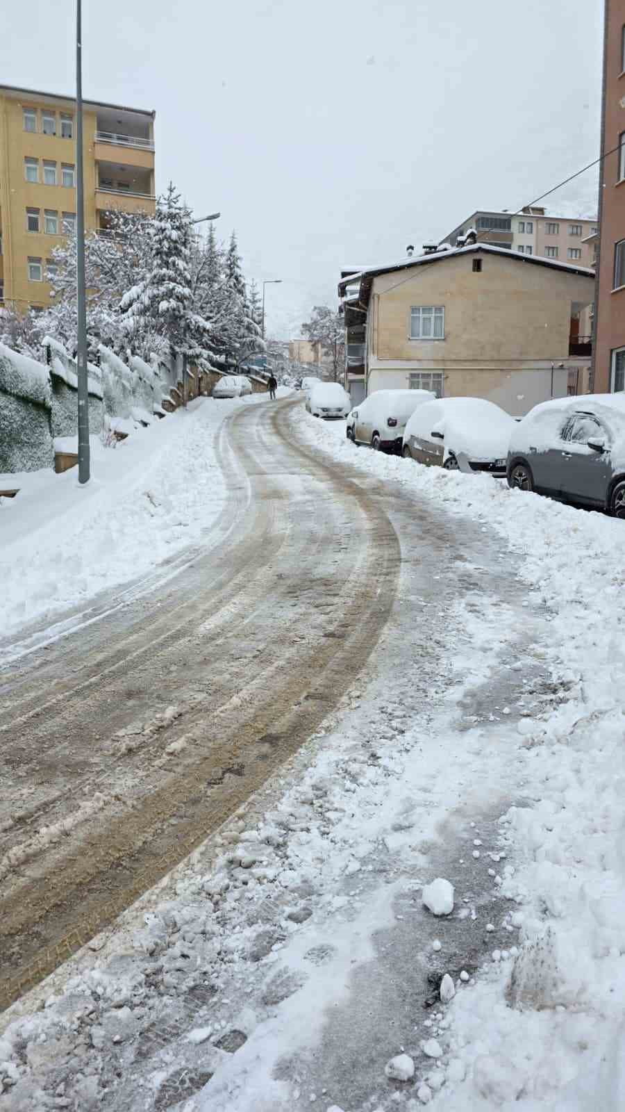 GÜMÜŞHANE'DE KAR YAĞIŞI BAŞTA KENT MERKEZİ OLMAK ÜZERE HAYATI OLUMSUZ YÖNDE ETKİLİYOR.