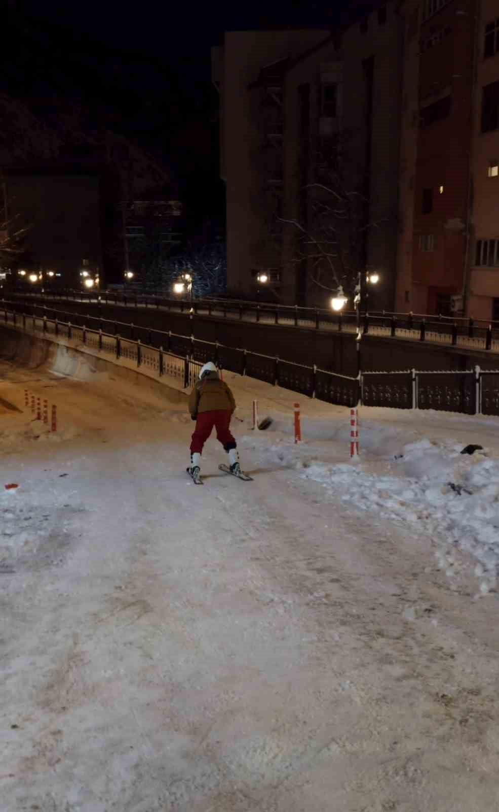 GÜMÜŞHANE’DE ETKİLİ OLAN KAR YAĞIŞINI FIRSATA ÇEVİREN KAYAKÇILAR, SÜLEYMANİYE MAHALLESİ’NDEN KENT...