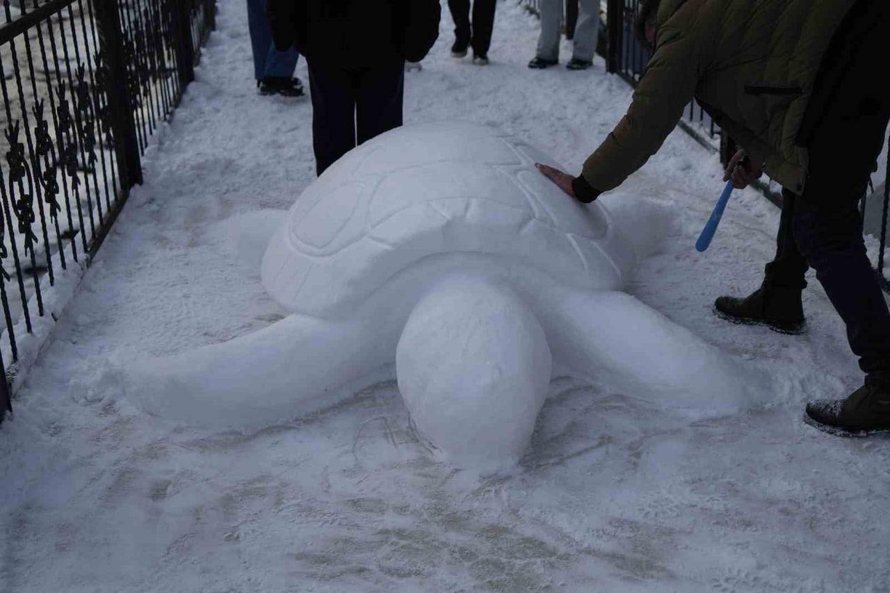 GÜMÜŞHANE’DE KIŞ MEVSİMİ NEDENİYLE İŞİNİ YAPAMADIĞI İÇİN BOŞTA KALAN TIR ŞOFÖRÜ CİHAN ORAL...